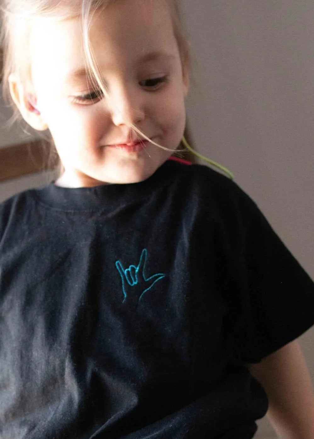 Kids 'I Love You' organic cotton hand sign embroidered thread logo T-shirt - Unisex