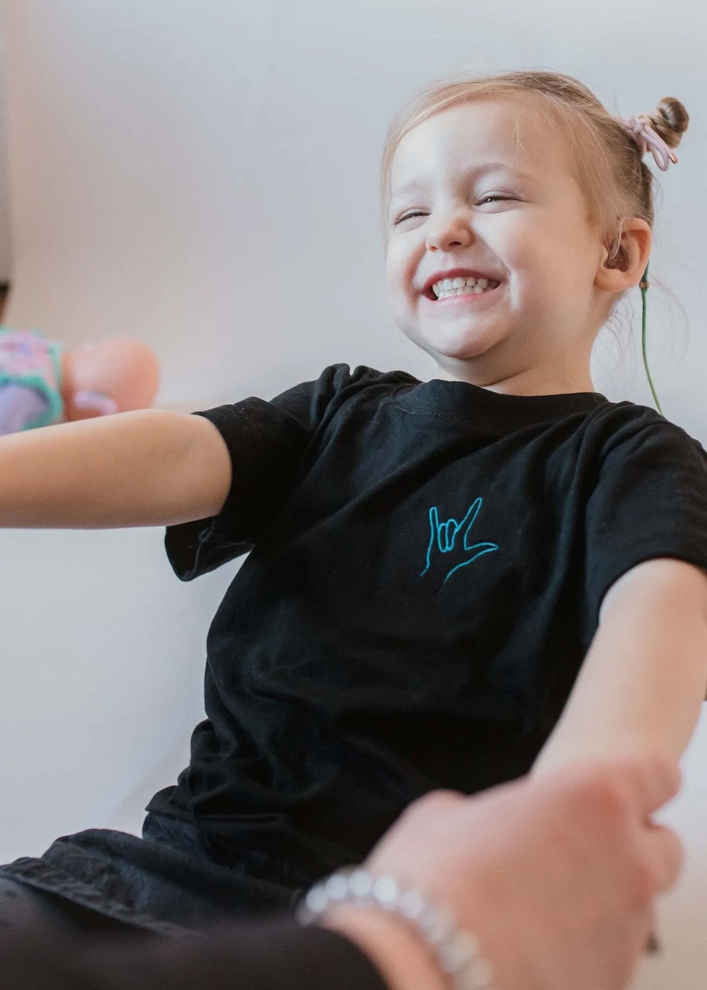 Kids 'I Love You' organic cotton hand sign embroidered thread logo T-shirt - Unisex