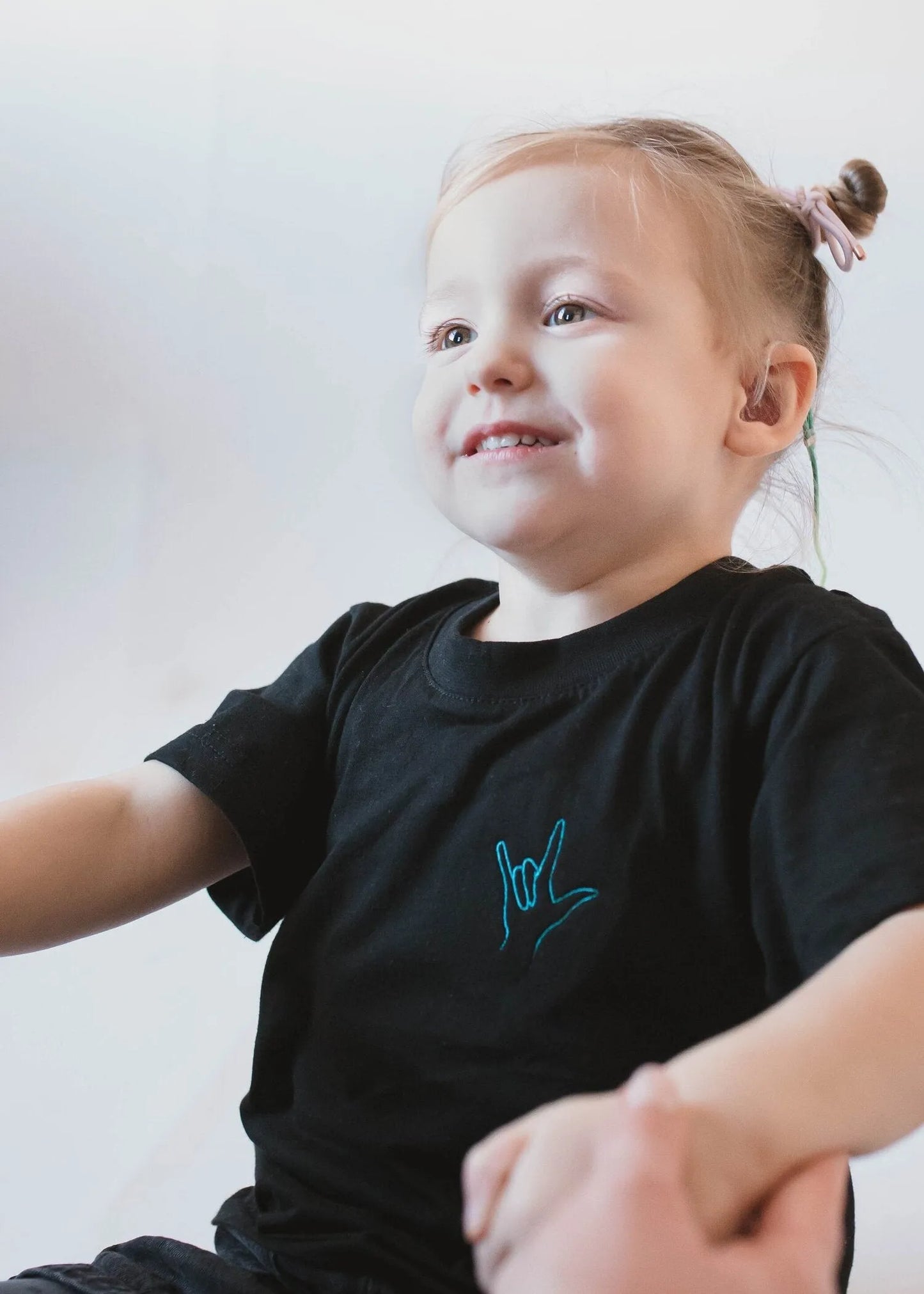 Kids 'I Love You' organic cotton hand sign embroidered thread logo T-shirt - Unisex