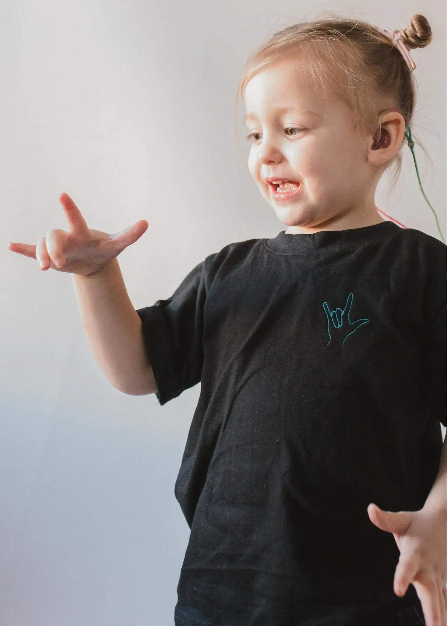 Kids 'I Love You' organic cotton hand sign embroidered thread logo T-shirt - Unisex