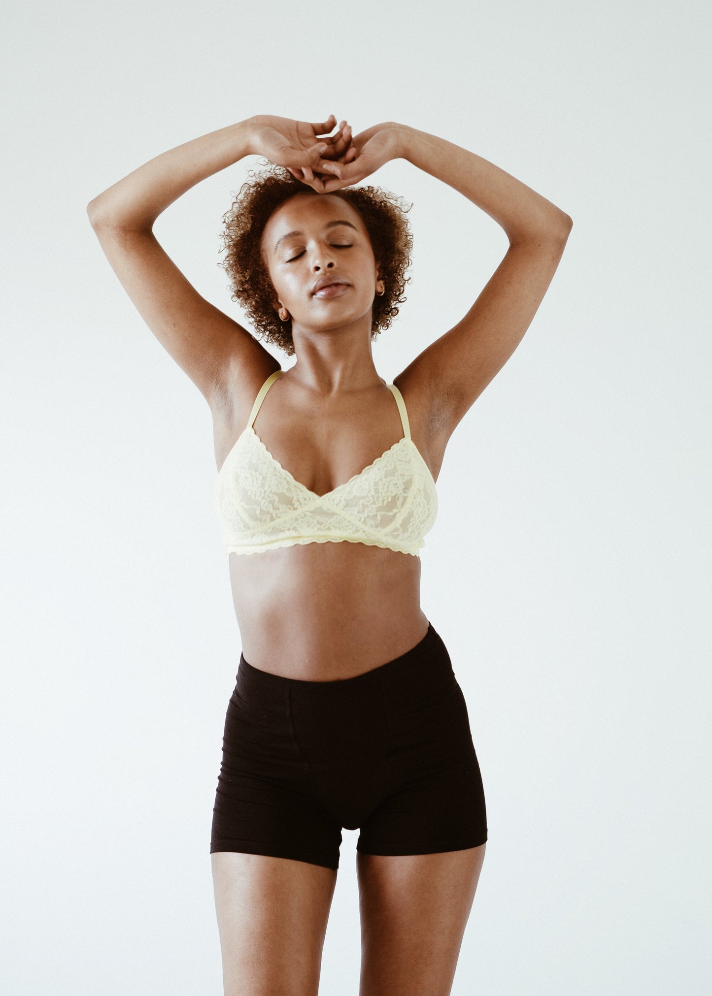 Aisha is wearing size S. Height: 172cm, waist: 60cm, hip: 90cm.
