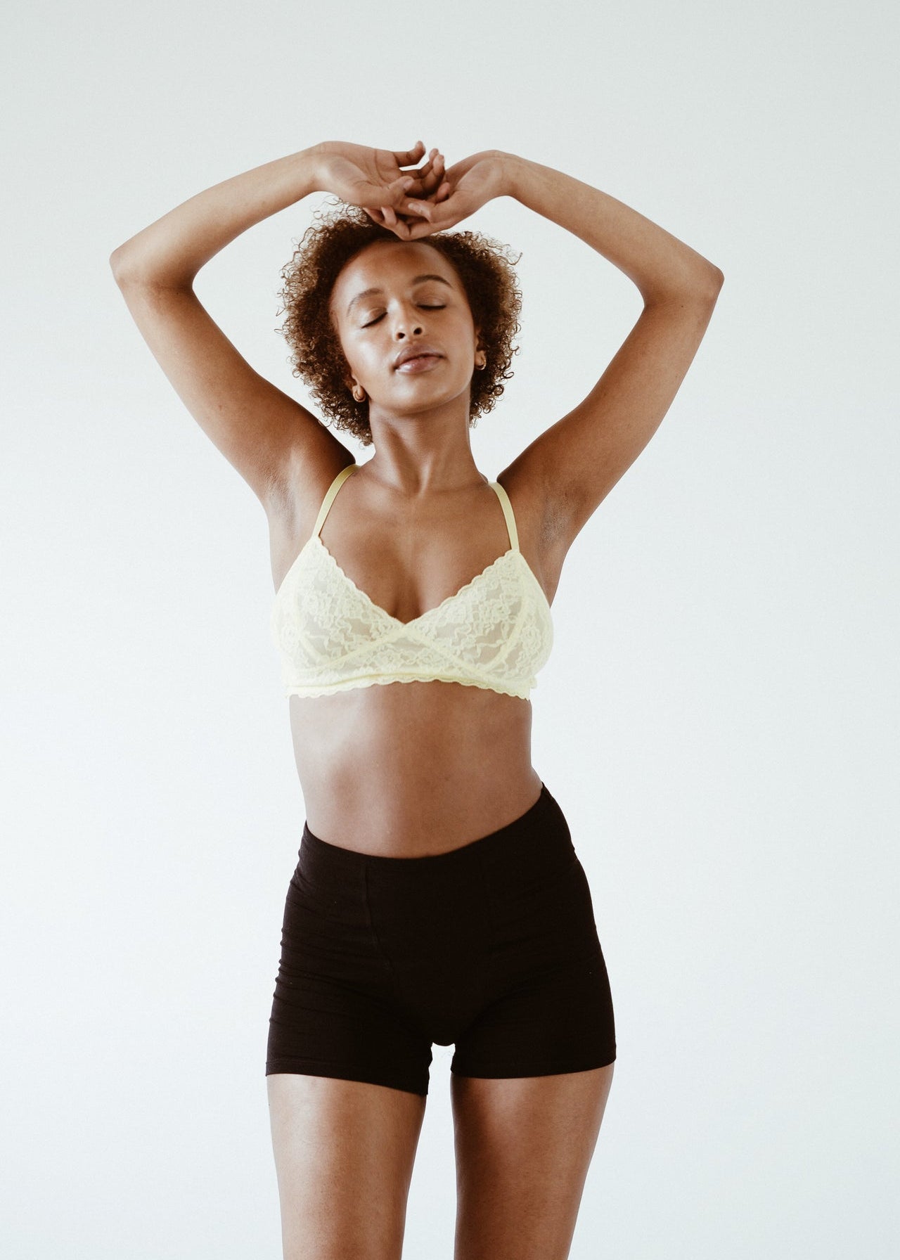 Aisha is wearing size S. Height: 172cm, waist: 60cm, hip: 90cm.