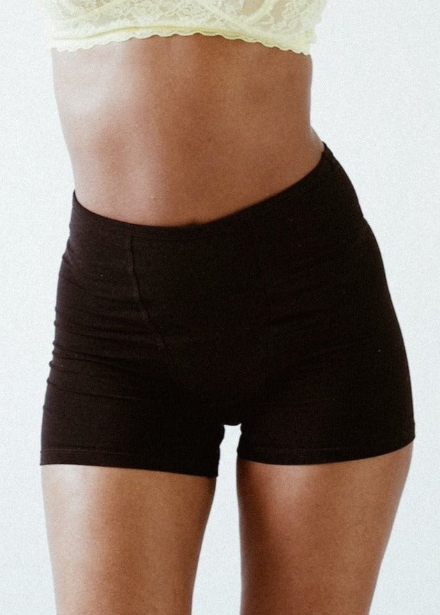 Aisha is wearing size S. Height: 172cm, waist: 60cm, hip: 90cm.