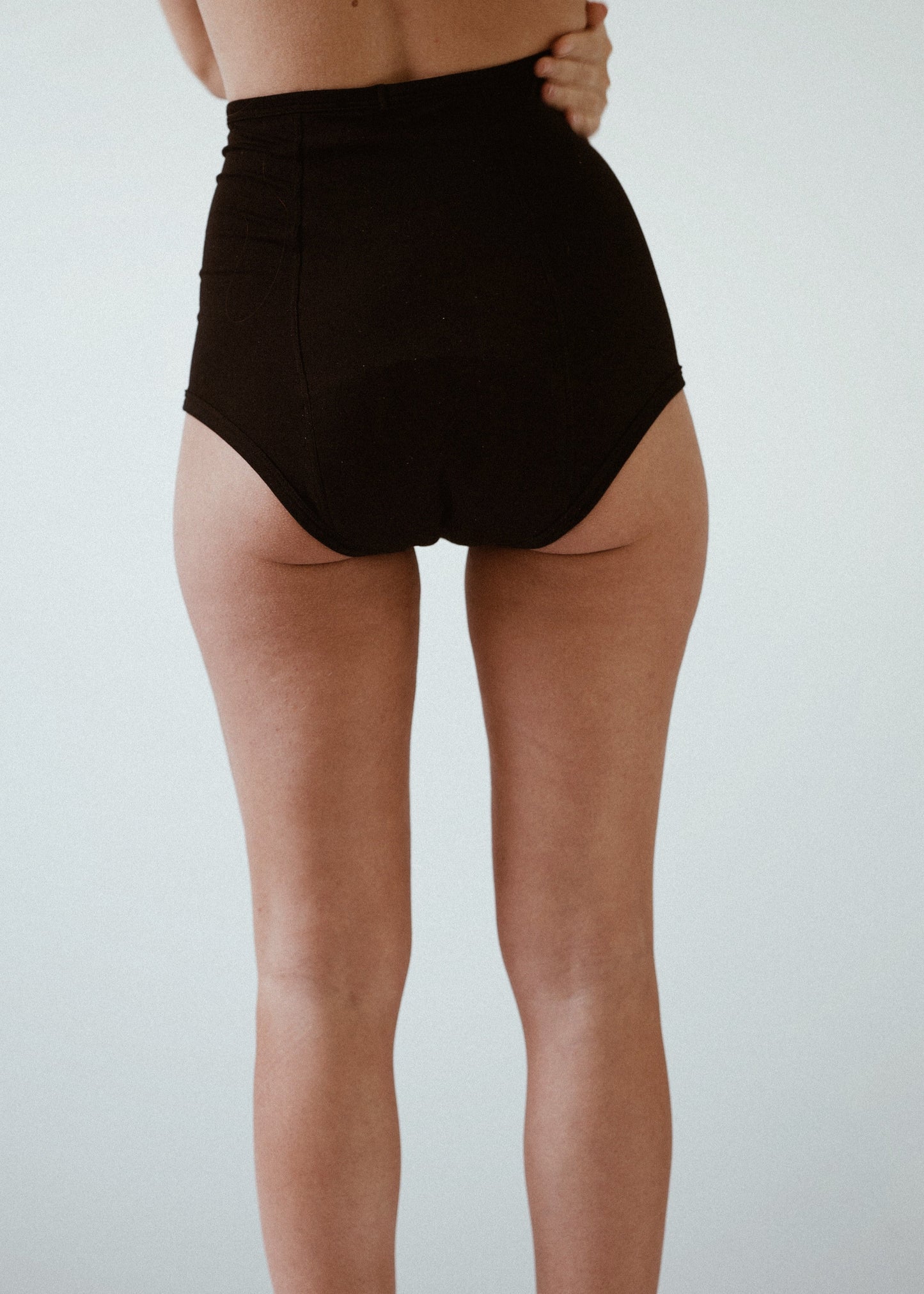 Paola is wearing size XS. Height: 160cm, waist: 66cm, hip: 89cm.