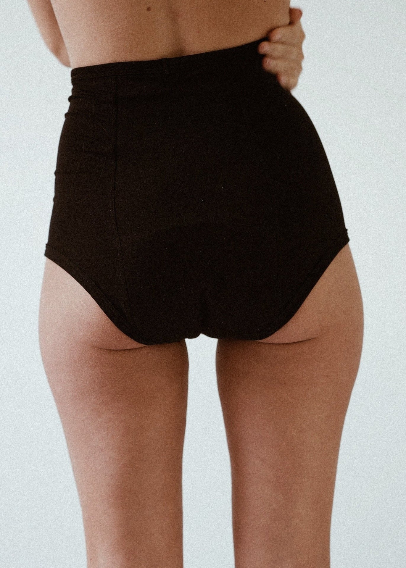 Paola is wearing size XS. Height: 160cm, waist: 66cm, hip: 89cm.