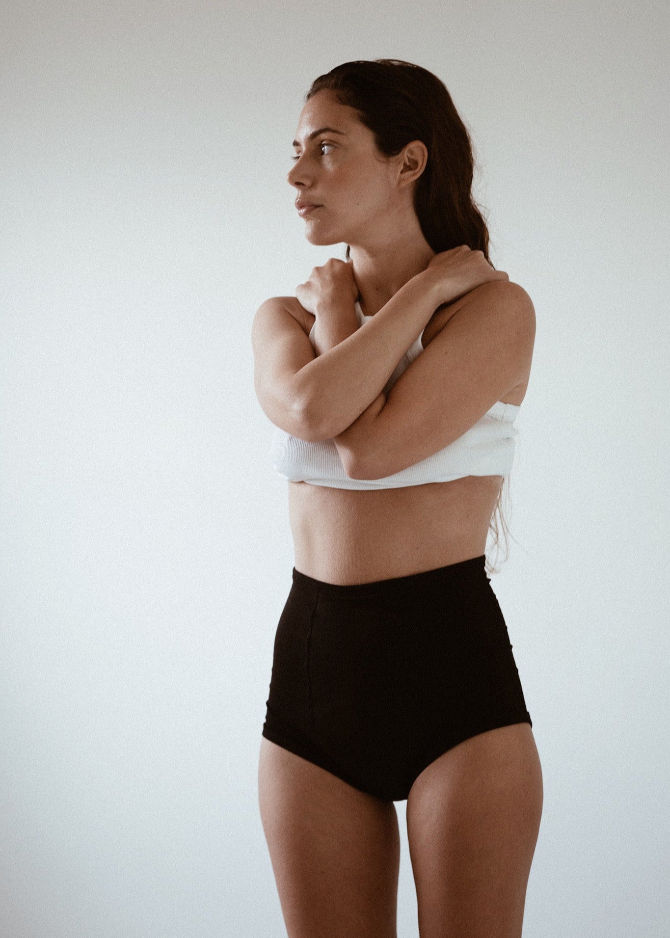 Paola is wearing size XS. Height: 160cm, waist: 66cm, hip: 89cm.