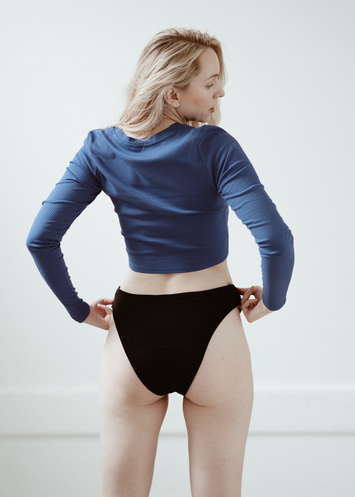 Aukse is wearing size M. Height: 180cm, waist: 72cm, hip: 100cm.