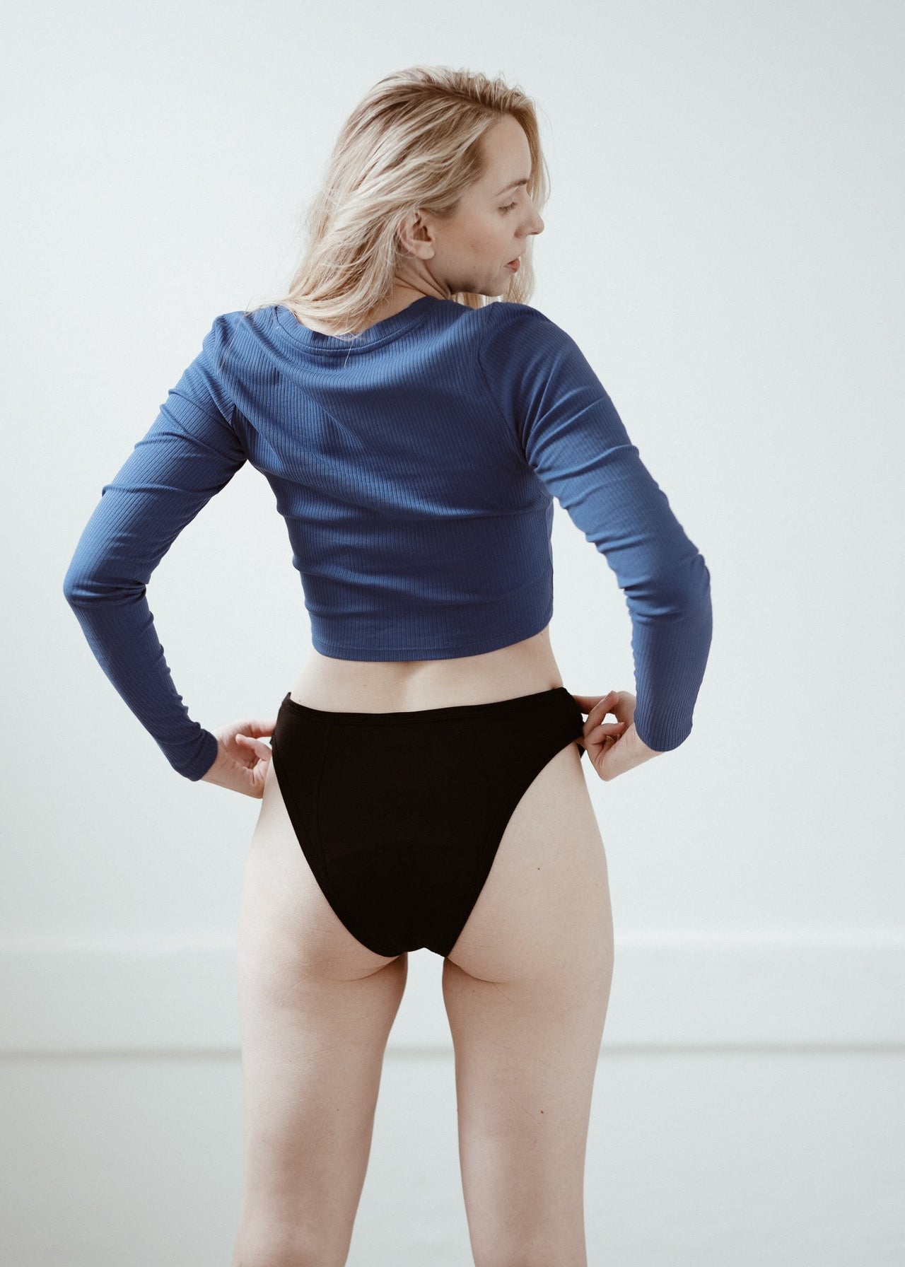 Aukse is wearing size M. Height: 180cm, waist: 72cm, hip: 100cm.