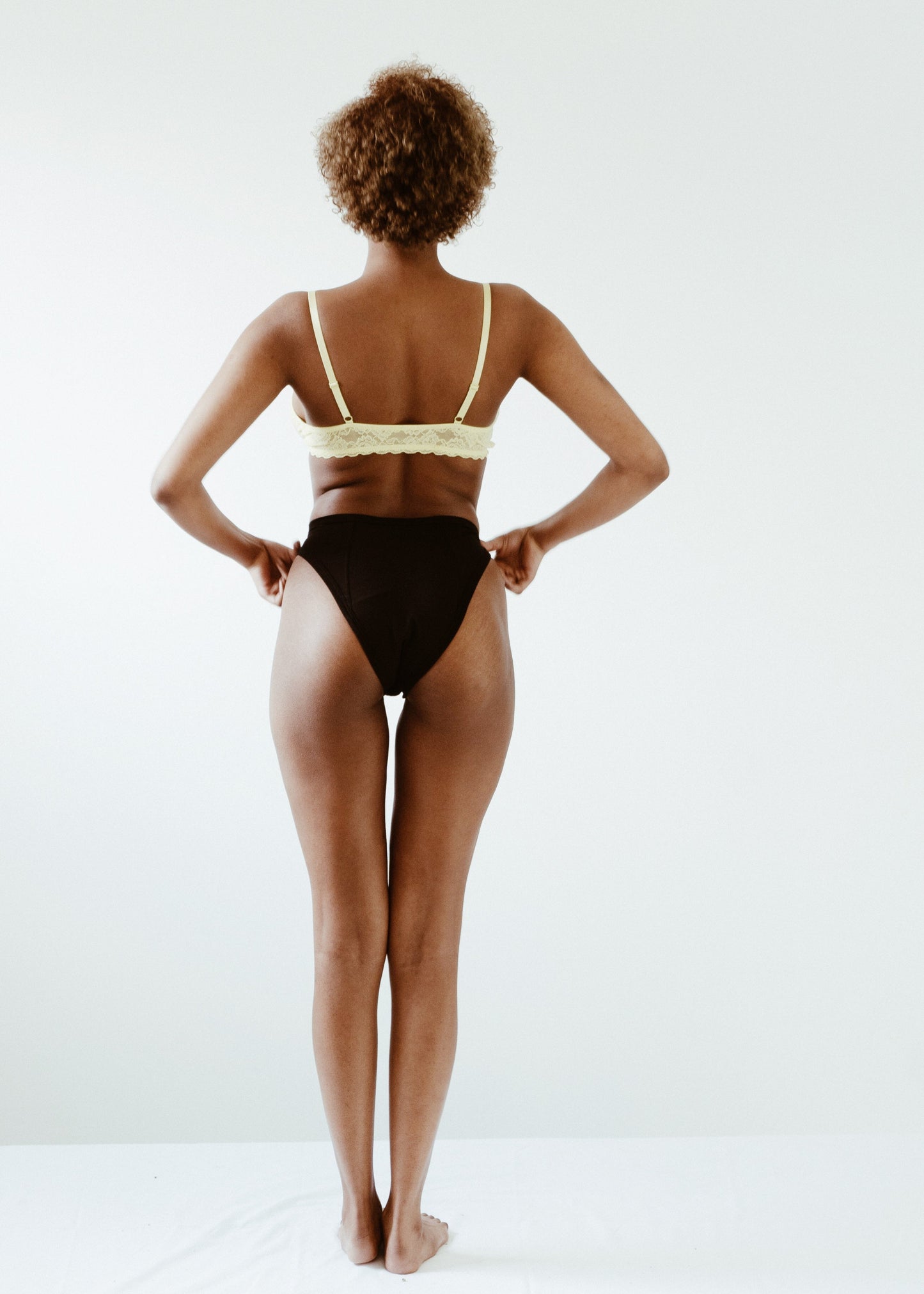 Aisha is wearing size S. Height: 172cm, waist: 60cm, hip: 90cm.