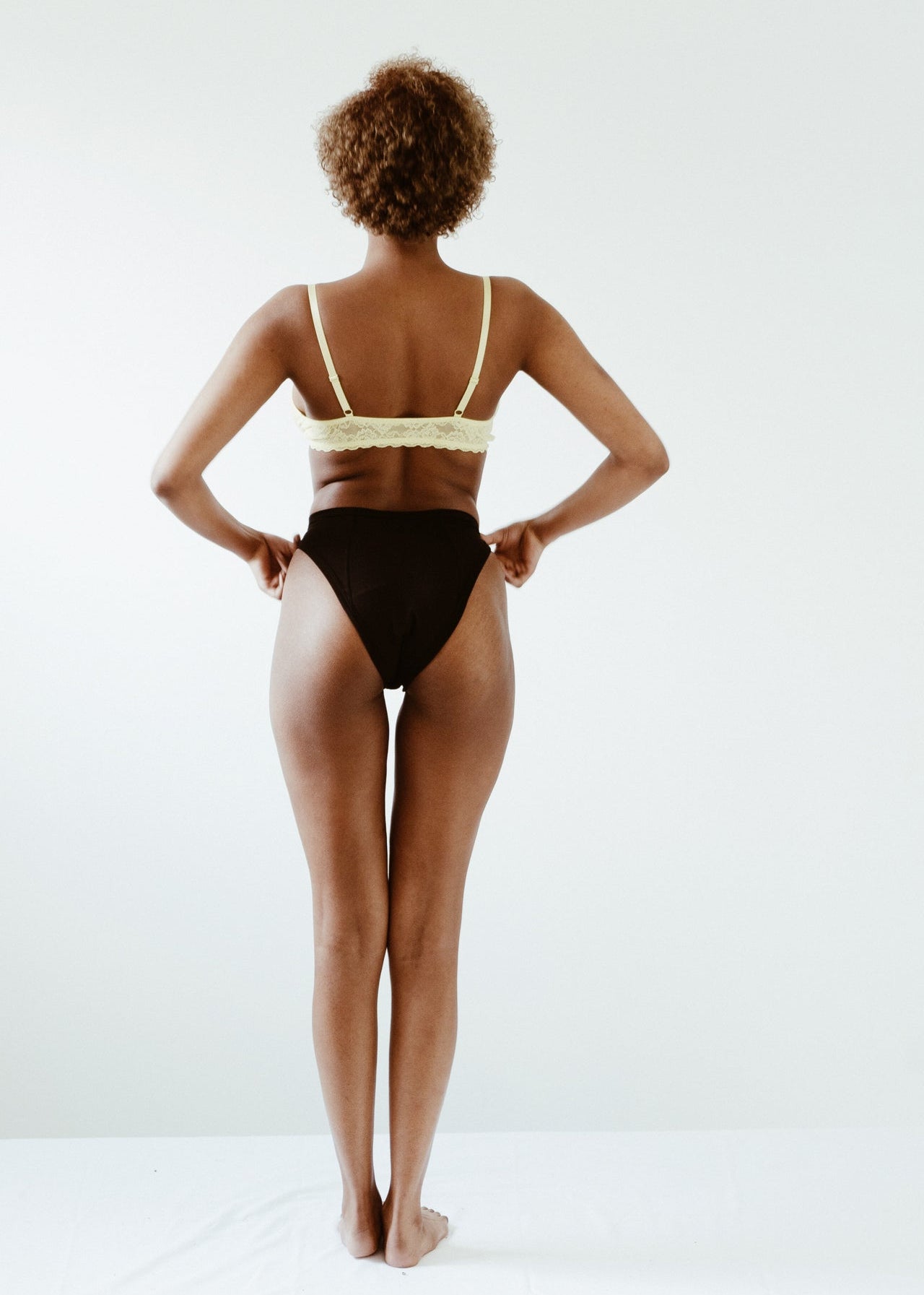 Aisha is wearing size S. Height: 172cm, waist: 60cm, hip: 90cm.