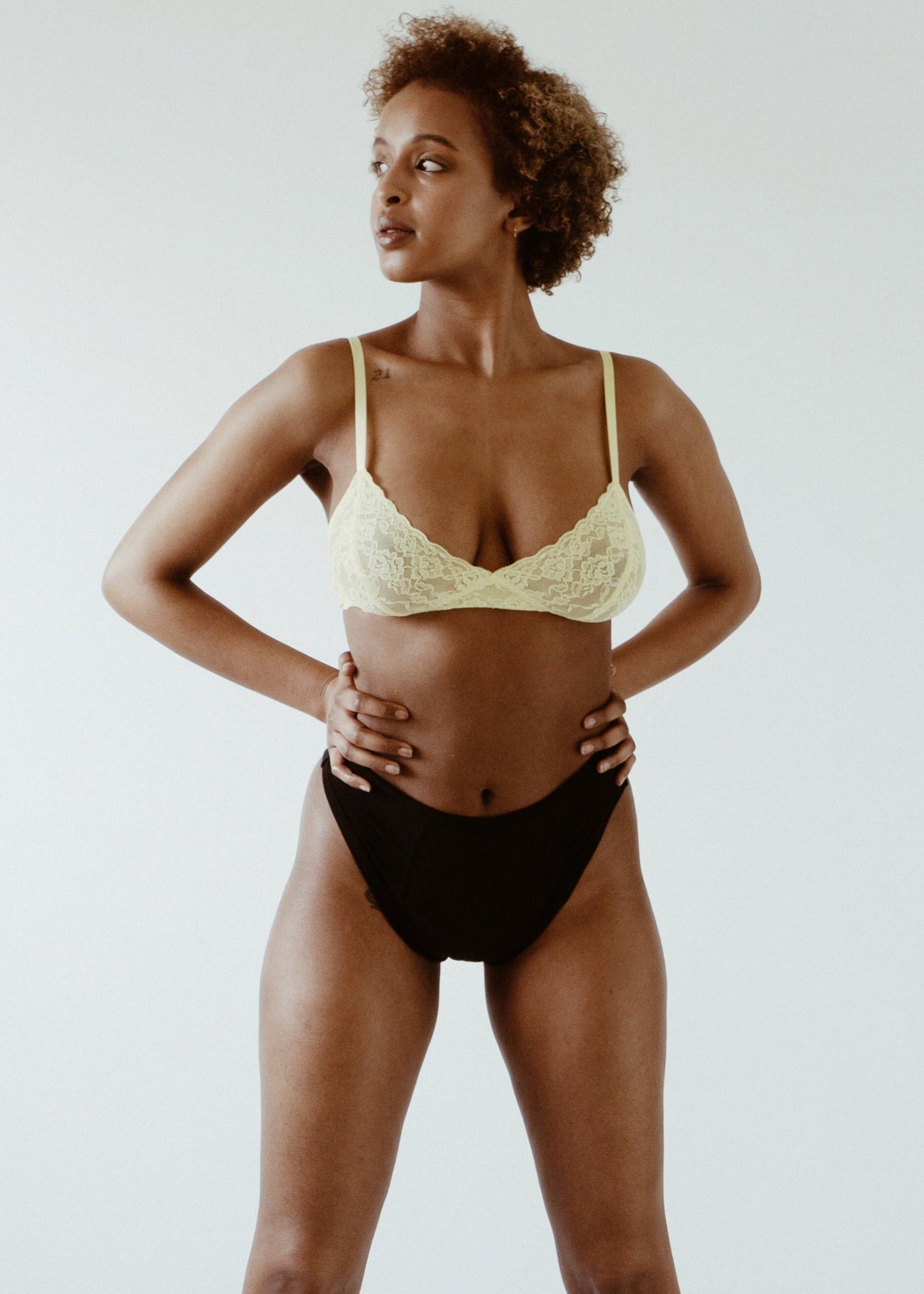 Aisha is wearing size S. Height: 172cm, waist: 60cm, hip: 90cm.