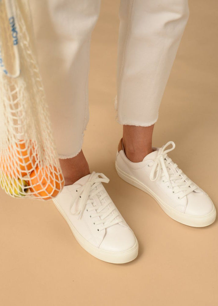 
                  
                    R-KIND VEGAN MOON WHITE TRAINER
                  
                