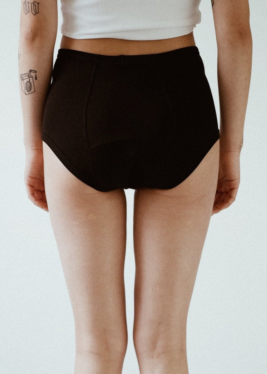 Frida is wearing size XS. Height: 167cm, waist 63cm, hip 87cm.