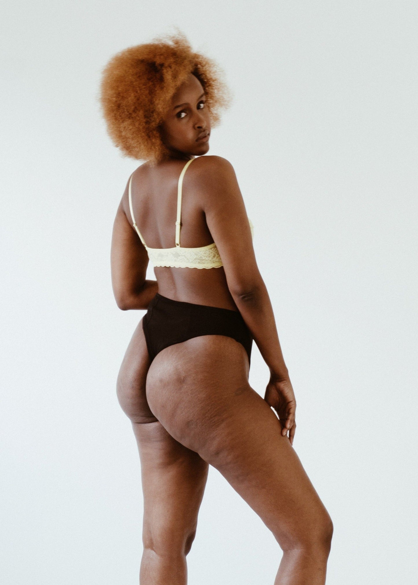 Khadija is wearing size M. Height: 174cm, waist: 76cm, hip: 108cm.