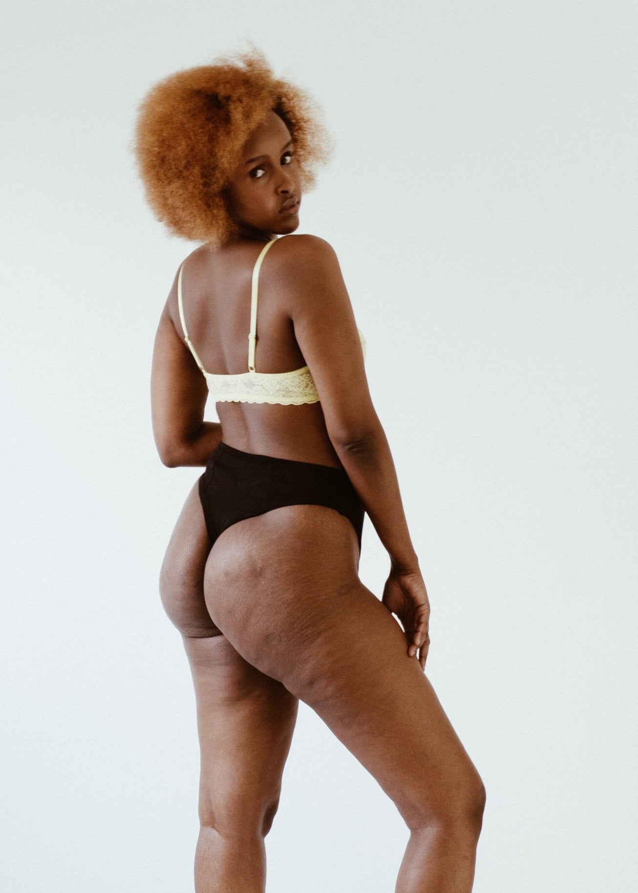 Khadija is wearing size M. Height: 174cm, waist: 76cm, hip: 108cm.