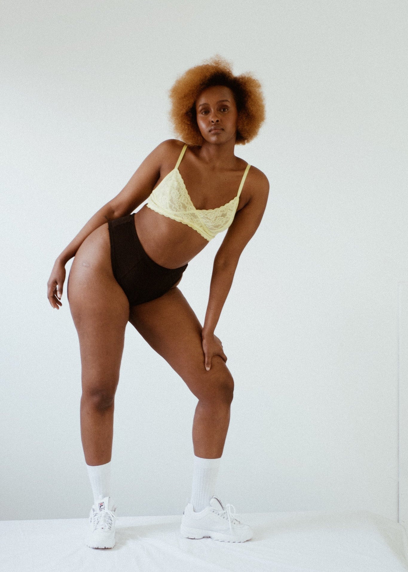 Khadija is wearing size M. Height: 174cm, waist: 76cm, hip: 108cm.