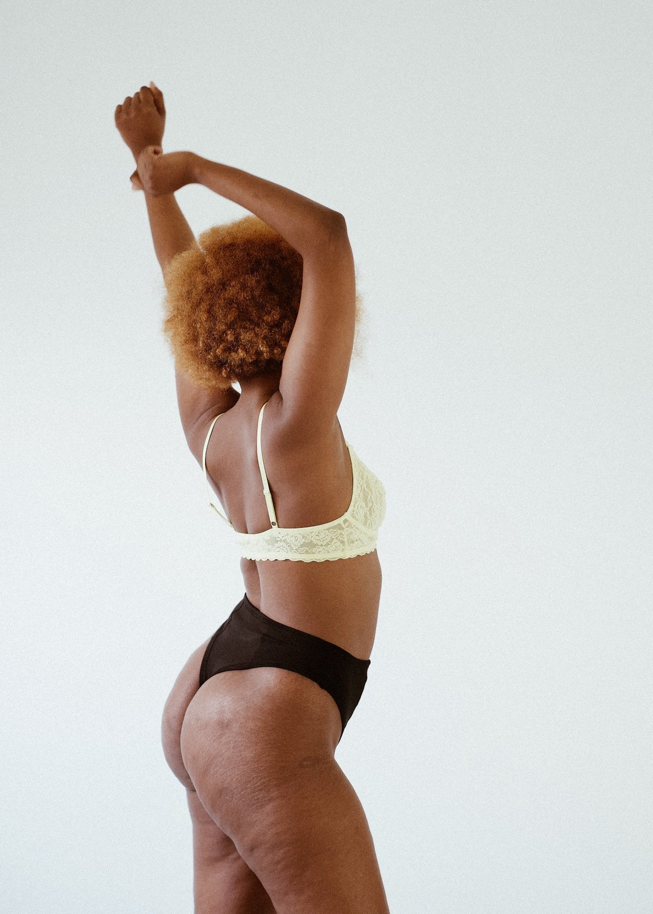 Khadija is wearing size M. Height: 174cm, waist: 76cm, hip: 108cm.