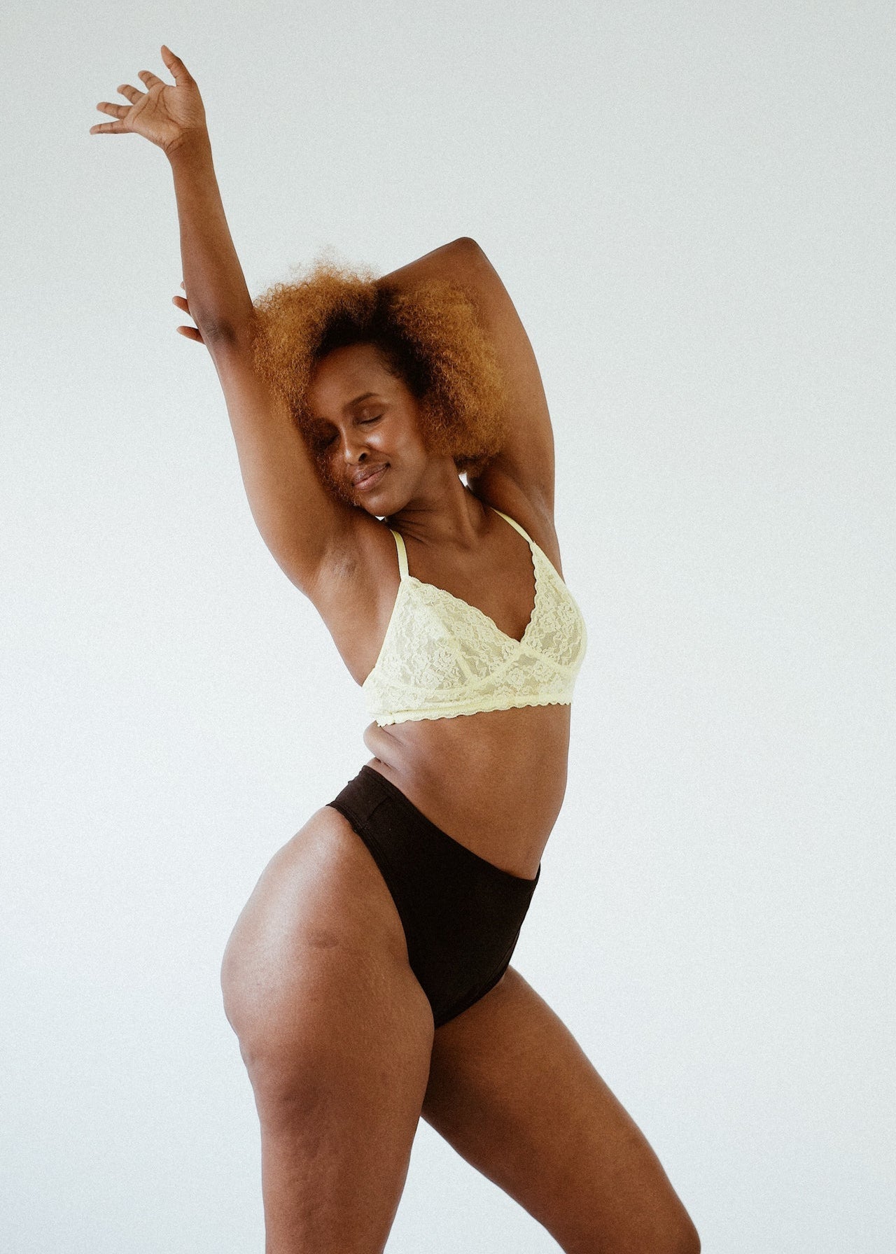 Khadija is wearing size M. Height: 174cm, waist: 76cm, hip: 108cm.