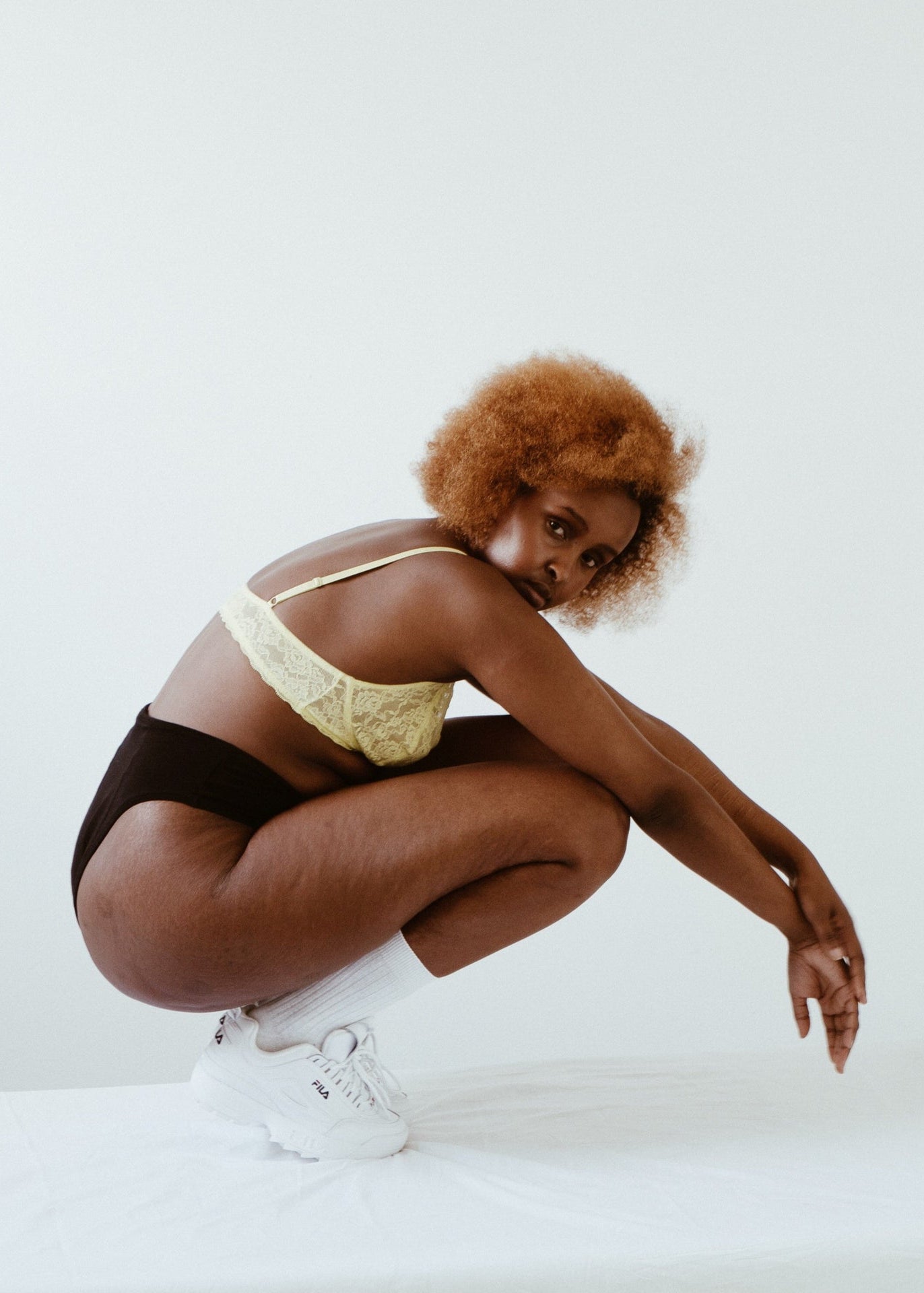 Khadija is wearing size M. Height: 174cm, waist: 76cm, hip: 108cm.