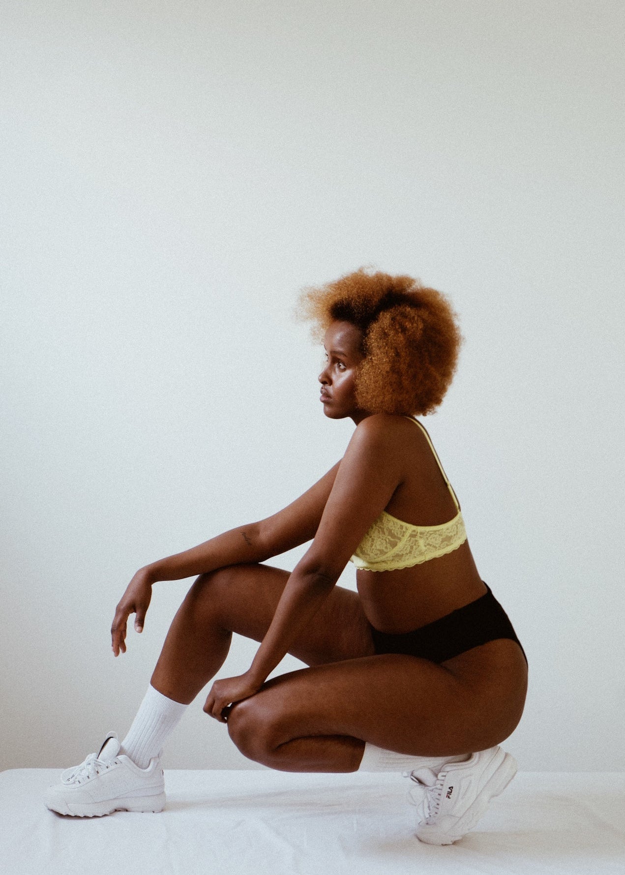 Khadija is wearing size M. Height: 174cm, waist: 76cm, hip: 108cm.