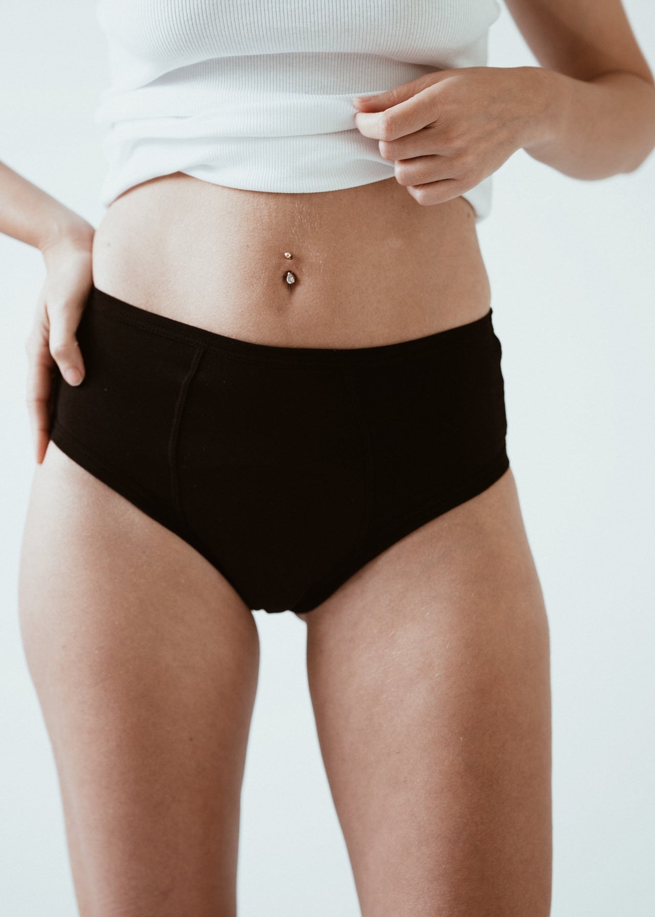 Paola is wearing size XS. Height: 160cm, waist: 66cm, hip: 89cm.